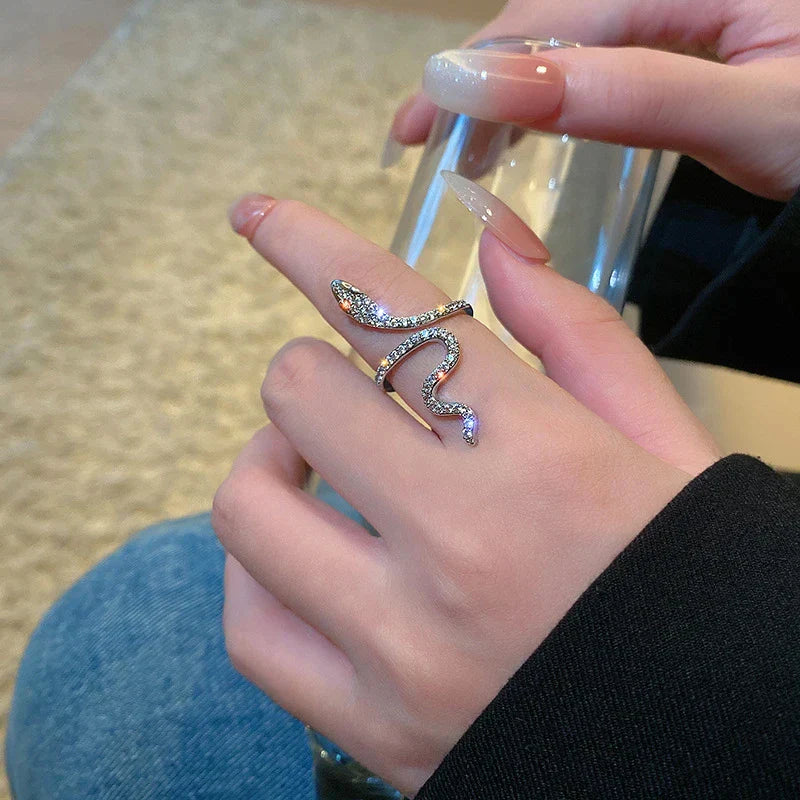Schlangenring Damen, Silber, Strass, modisch, eleganter Schmuck, Geschenkidee, Accessoire.