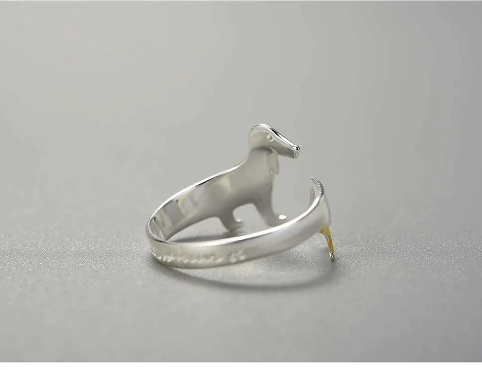 Silberner Dackel-Ring, handgefertigt, minimalistisches Design, Schmuck für Hundeliebhaber.