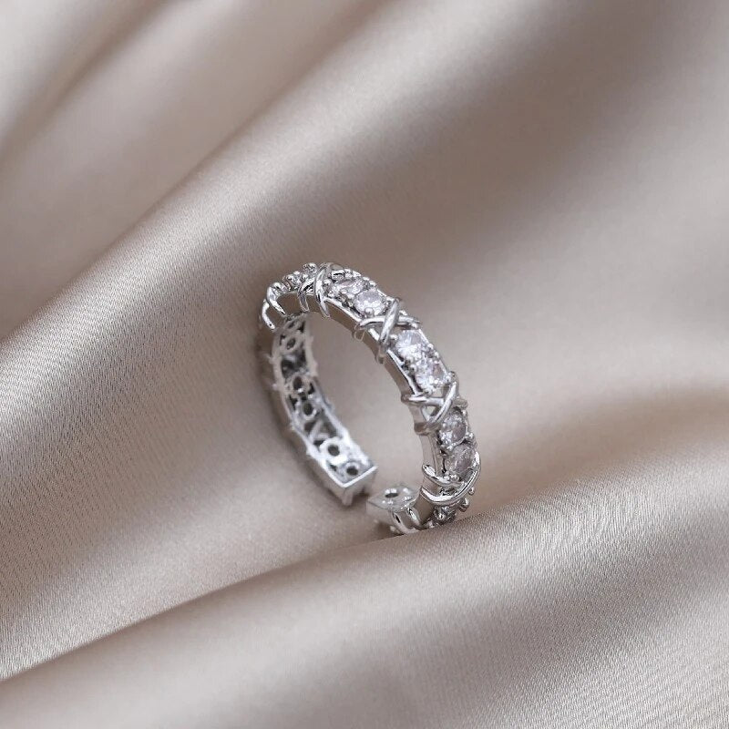 Silberner Diamantring auf beigem Satin, elegantes Schmuckdesign, luxuriöses Accessoire.