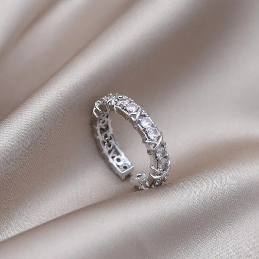 Silberner Diamantring auf beigem Satin, elegantes Schmuckdesign, luxuriöses Accessoire.