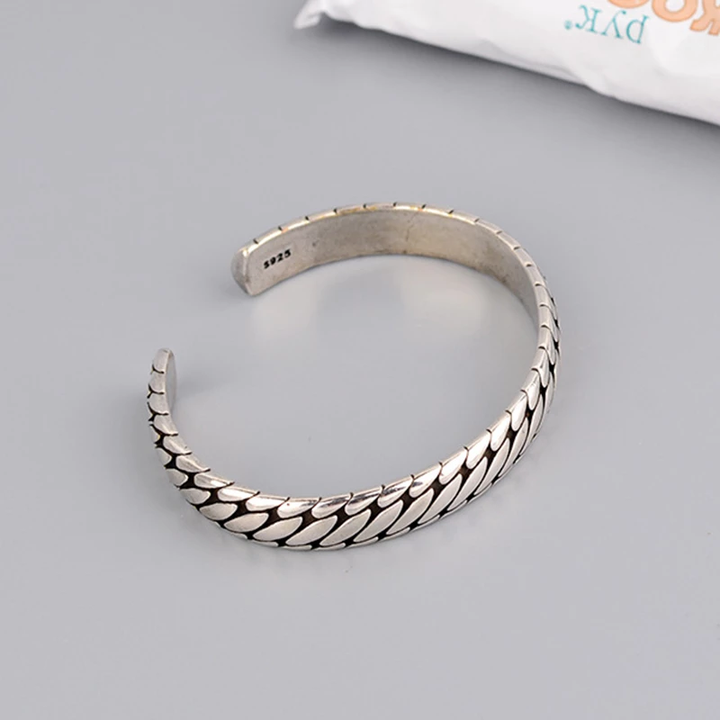 Silberarmreif Fischgrätenmuster, 925 Sterling Silber, elegantes Schmuckdesign, Unisex-Armband.