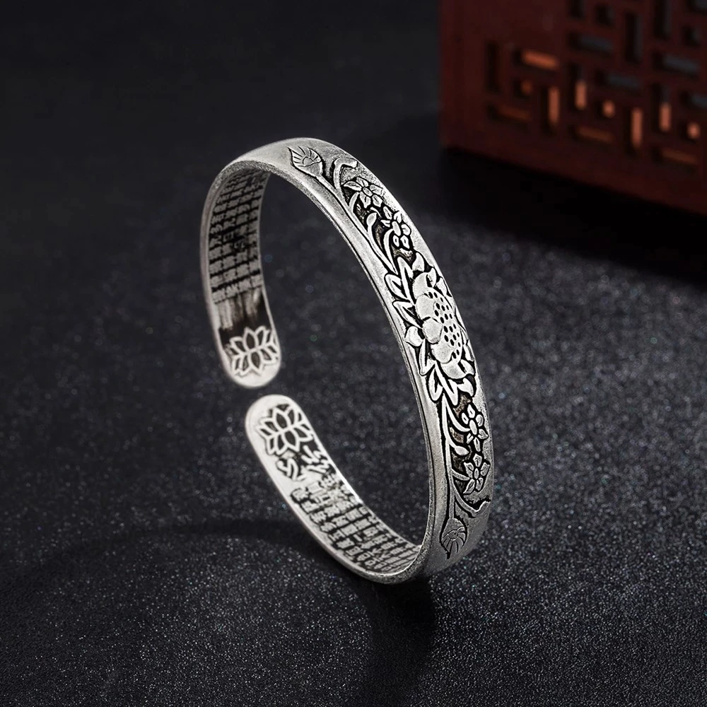 Silberarmreif mit Blumenmuster, handgefertigt, elegantes Design, Schmuck für Damen.