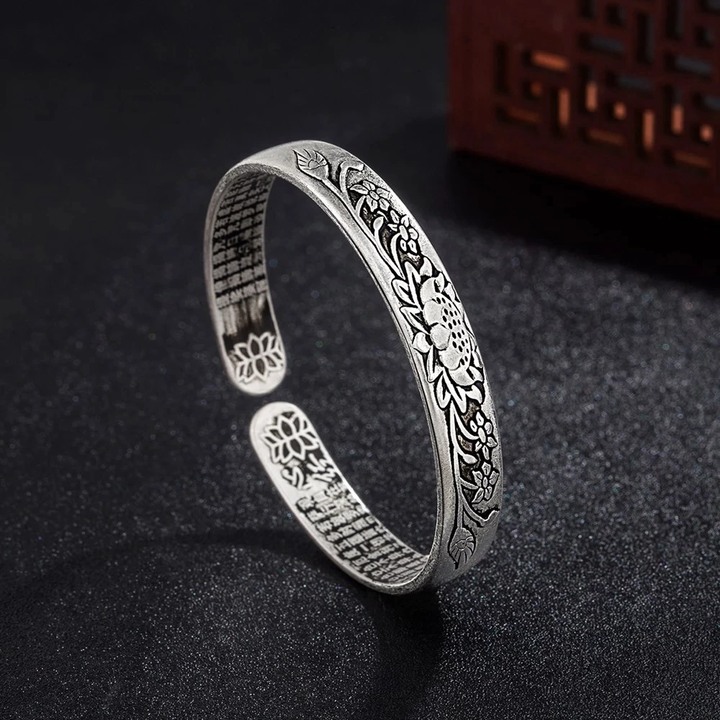Silberarmreif mit Blumenmuster, handgefertigt, elegantes Design, Schmuck für Damen.