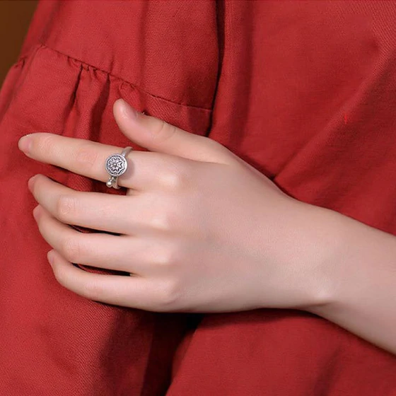 Frau mit silbernem Ring, rotes Kleid, elegantes Schmuckdesign, Handmode, stilvoller Look.