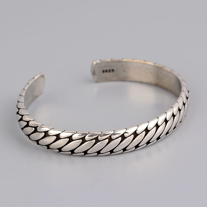 Silberarmreif Fischgrätenmuster, elegantes Design, Schmuck für Damen und Herren.