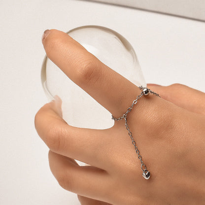 Silberner Kettenring mit Herzanhänger, eleganter Schmuck für Damen, modisches Accessoire.