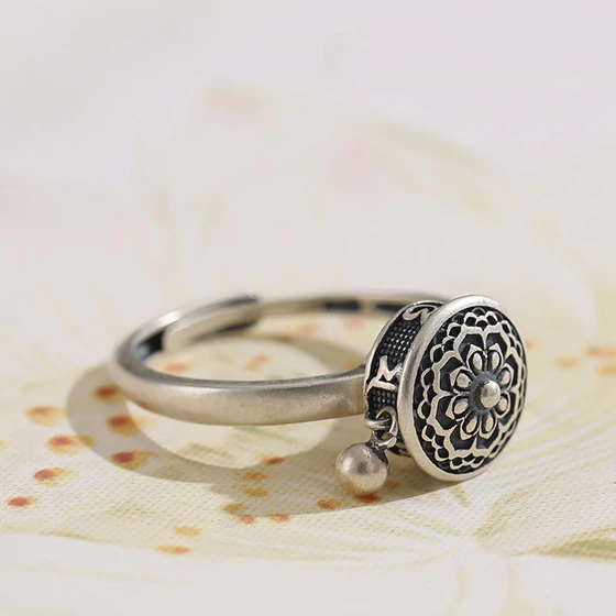 Silberring mit floralem Muster und Anhänger, Vintage-Stil, Schmuck für Damen.