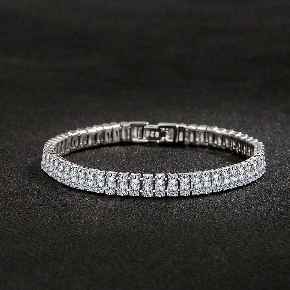 Luxuriöses Silberarmband mit rechteckigen Diamanten, elegantes Schmuckstück für Damen.