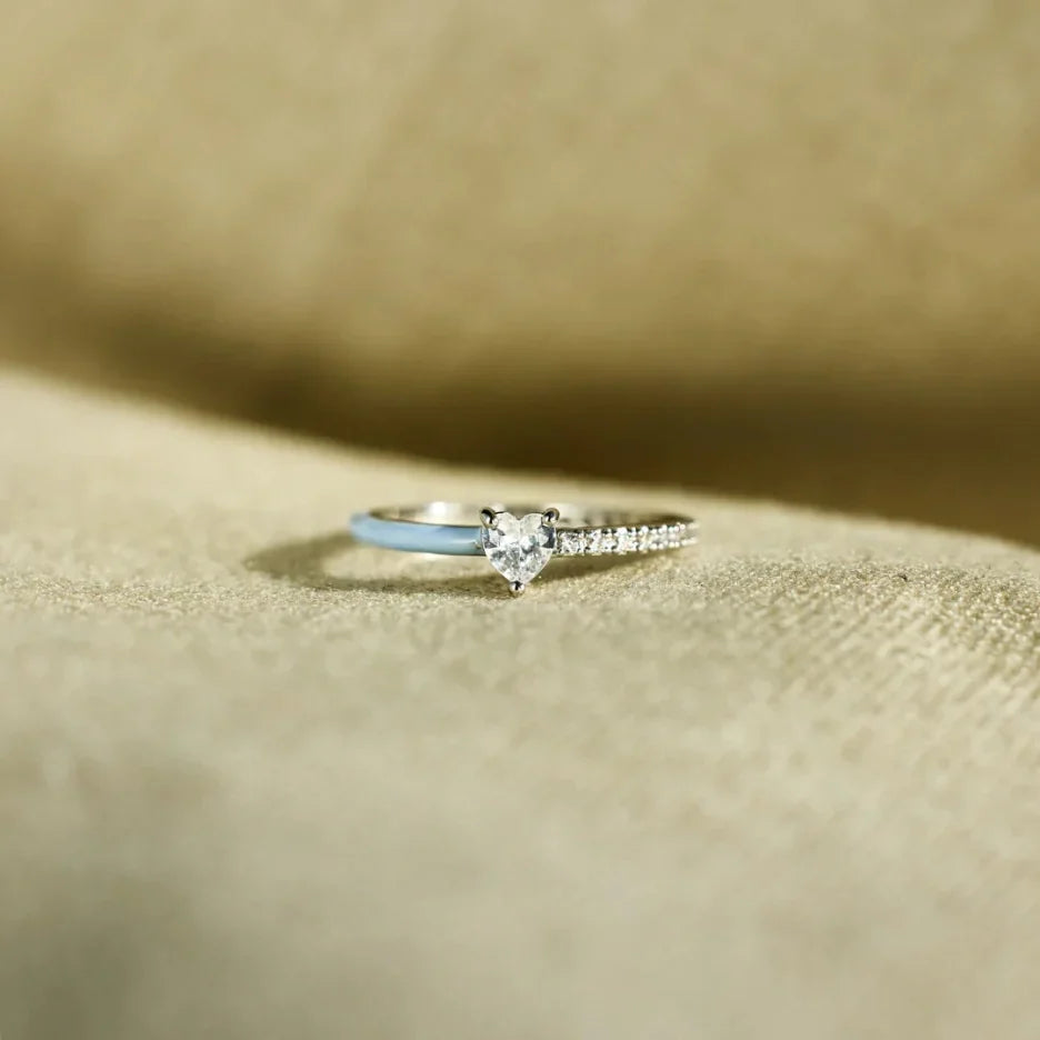Verlobungsring Silber mit Diamant, funkelnd, elegantes Design, Schmuck für Damen.
