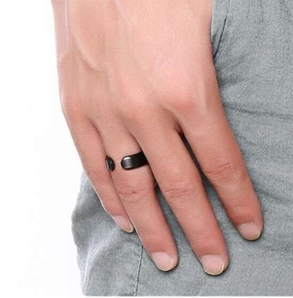 Schwarzer Edelstahlring am Finger, minimalistisches Design, Herrenmode-Schmuck.