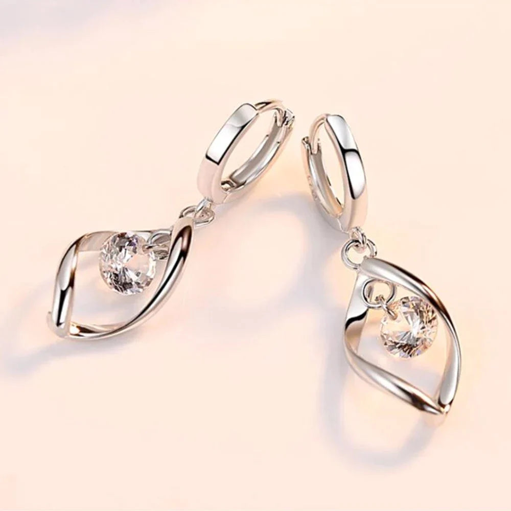 Silberne Ohrringe mit Kristallanhänger, elegantes Design, Schmuck für Damen.