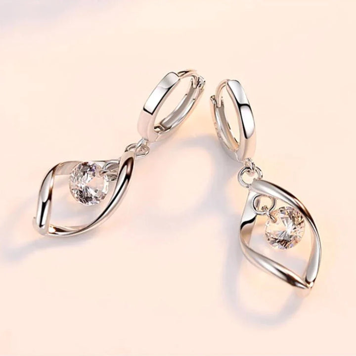 Silberne Ohrringe mit Kristallanhänger, elegantes Design, Schmuck für Damen.