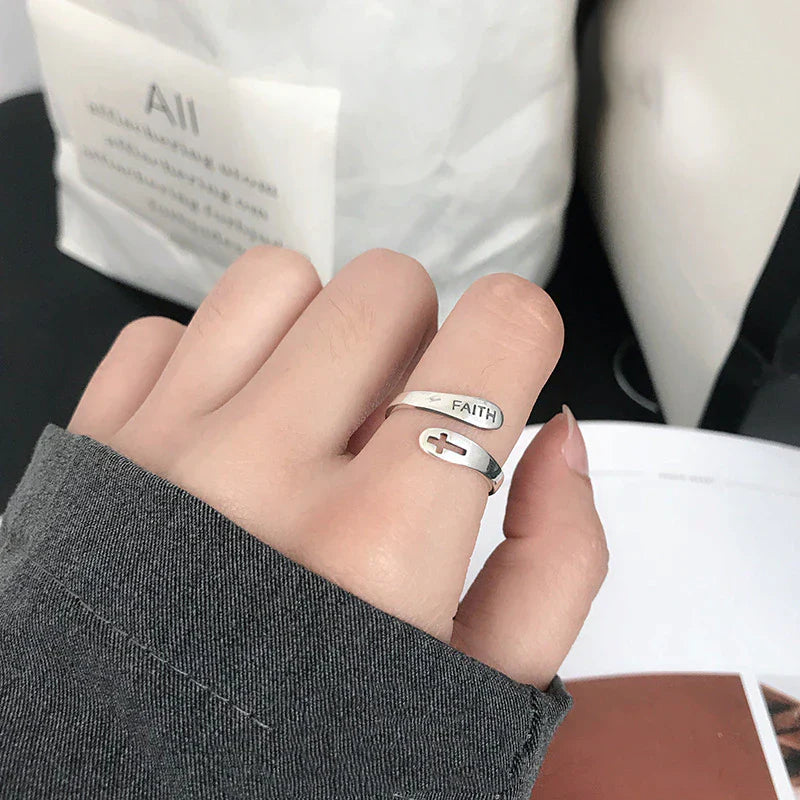 Silberner verstellbarer Ring mit Kreuz und "Faith"-Gravur, modisches Accessoire für Damen.