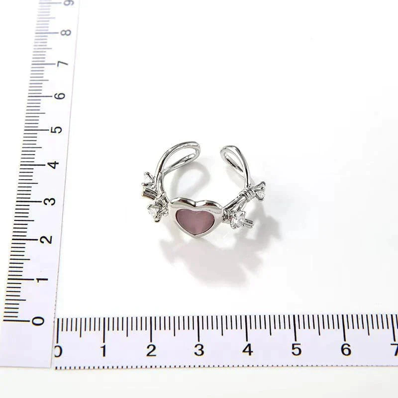 Silberner verstellbarer Ring mit Herz und Kristallen, romantisches Schmuckdesign, Damenaccessoire.