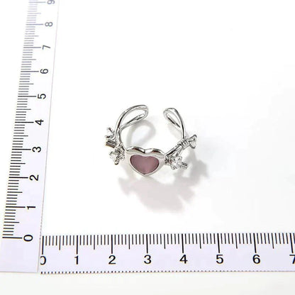 Silberner verstellbarer Ring mit Herz und Kristallen, romantisches Schmuckdesign, Damenaccessoire.