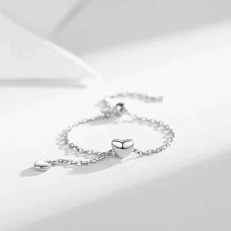 Silberarmband mit Herzanhänger, elegantes Design, Damen-Schmuck, Geschenkidee, modisch.