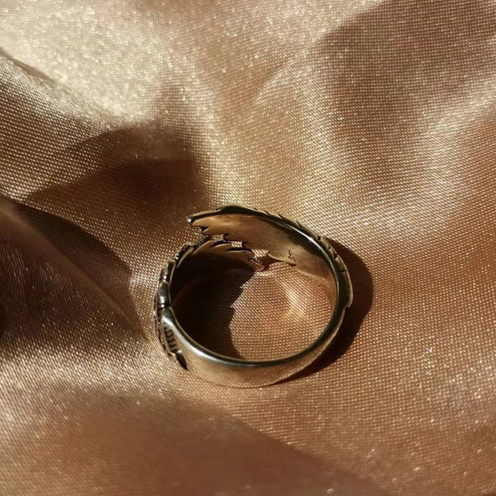 Silberner Hai-Ring auf glänzendem Stoff, Schmuck, modisch, einzigartiges Design, Geschenkidee.