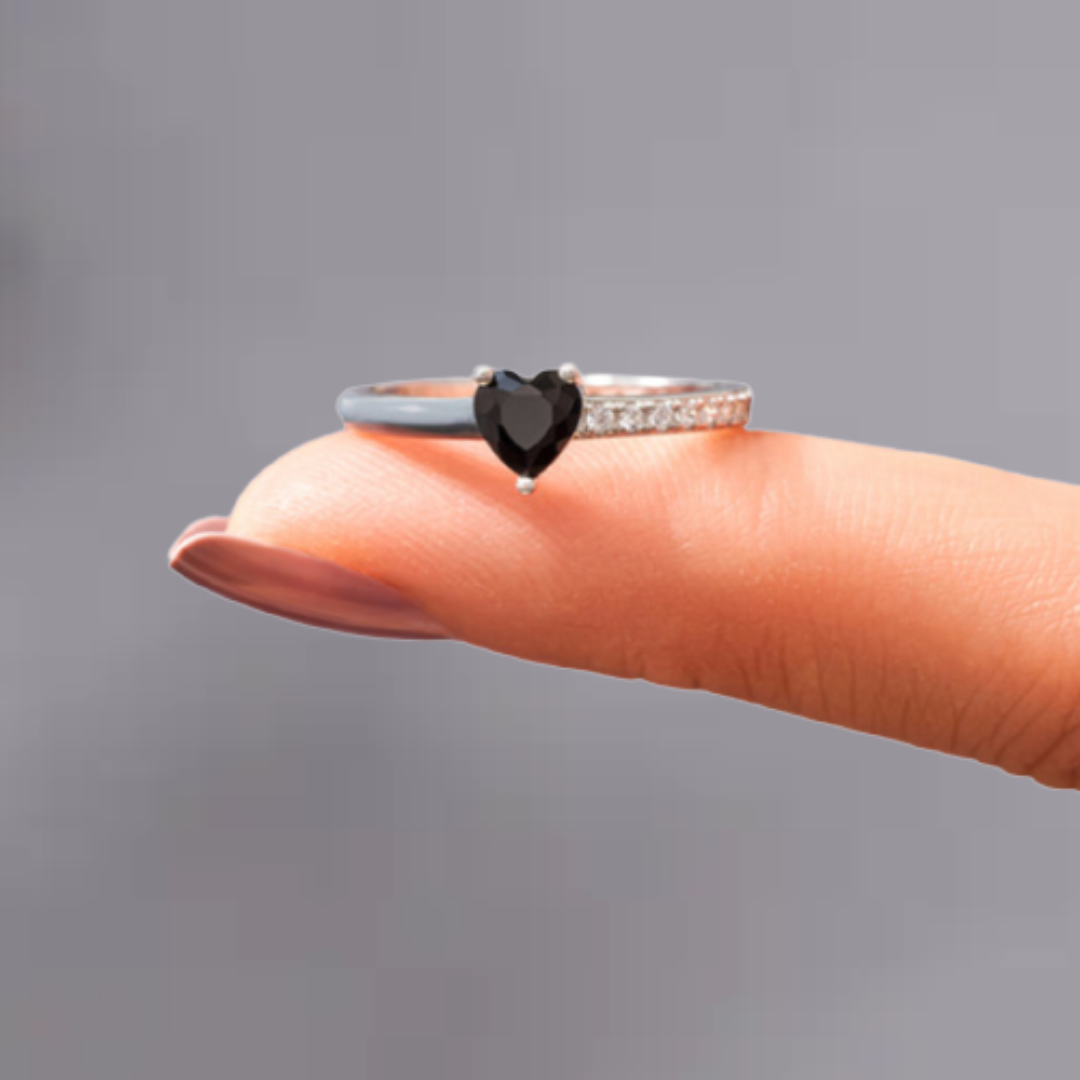 Schwarzer Herz-Diamantring auf Finger, Silberband, Damen-Schmuck, Verlobungsring.