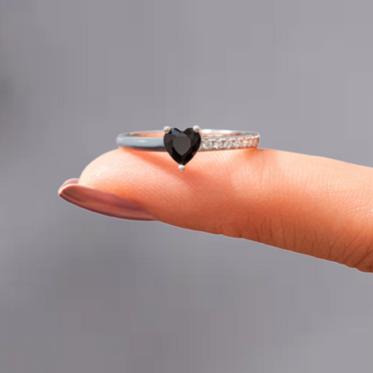 Schwarzer Herz-Diamantring auf Finger, Silberband, Damen-Schmuck, Verlobungsring.