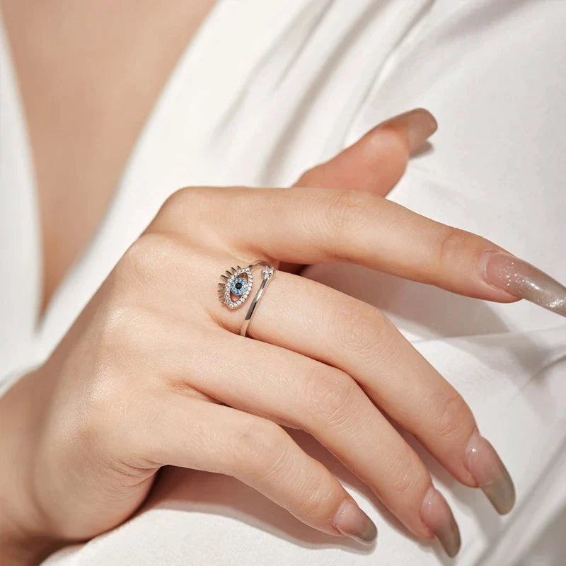Silberring mit blauem Auge Design auf Hand, modischer Schmuck, Damenaccessoire, elegant.