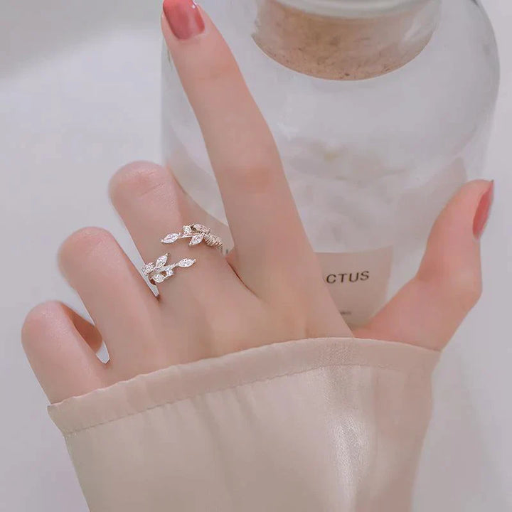 Silberner Blatt-Ring an Hand, elegantes Design, Damen-Schmuck, modisch, stilvoll.