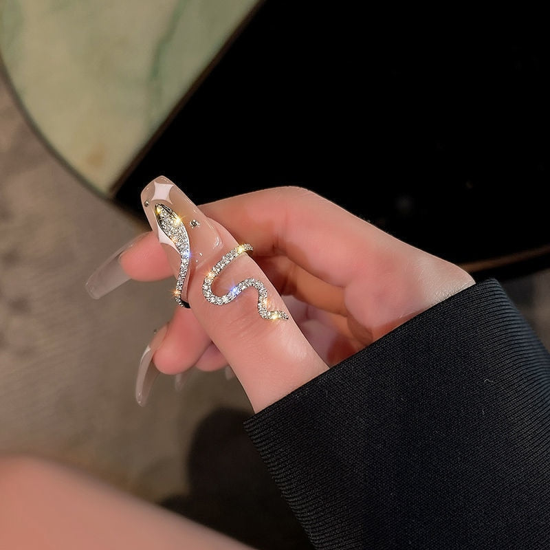 Schlangenring Damen, goldfarben, mit Kristallen, elegantes Design, modischer Schmuck.