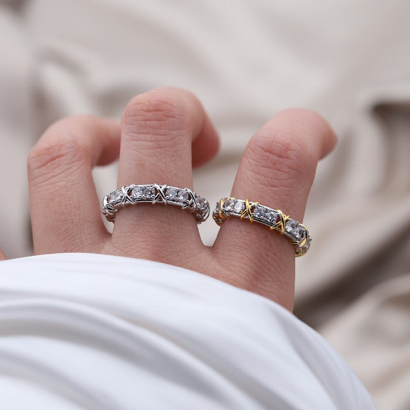 Zwei Diamantringe, Silber und Gold, auf Hand, luxuriöser Schmuck, elegantes Design.