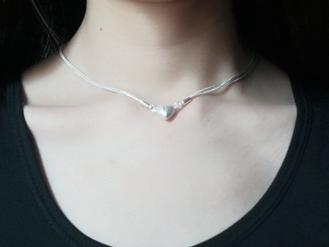 Silberne Halskette mit Herzanhänger, elegantes Design, Damenmode, Schmuckaccessoire.