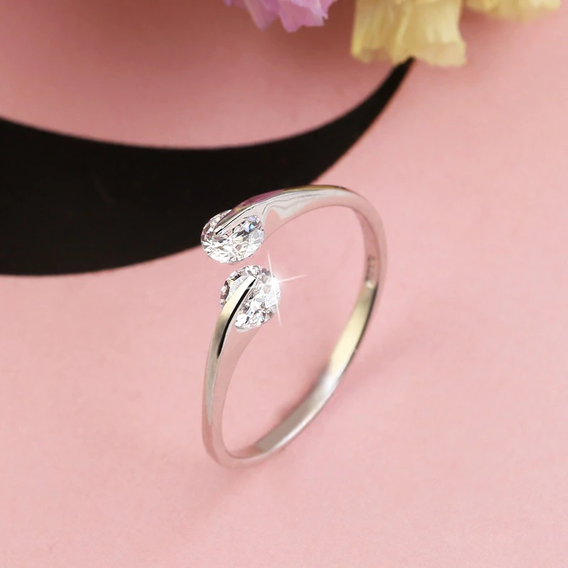 Silberner Verlobungsring mit zwei klaren Diamanten, elegantes Design, Schmuck für Frauen.