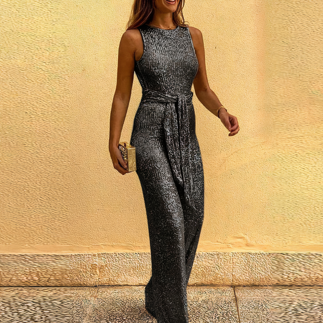 Frau in schwarzem Paillettenkleid, bodenlang, mit goldener Clutch, elegantes Abendoutfit.
