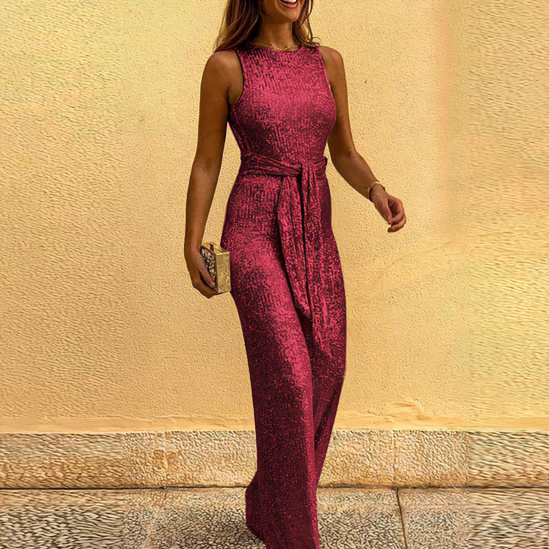 Frau in rotem Paillettenkleid, ärmellos, bodenlang, mit Clutch, elegantes Abendoutfit.