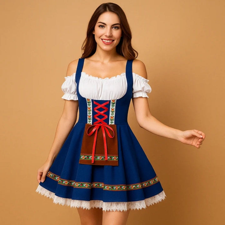 Modelka v modrých dirndl šatech s červeným šněrováním, hnědou kapsou, barevnou výšivkovou stuhou a bílým krajkovým lemem, jak přidržuje okraj sukně. 4