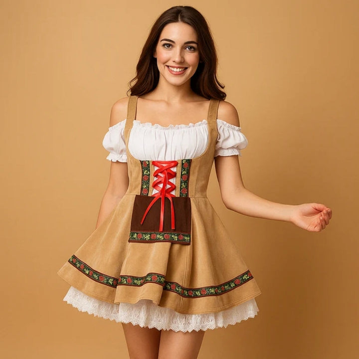 Modelka v béžových dirndl šatech s červeným šněrováním, hnědou kapsou, květovanou stuhou na sukni a bílým krajkovým spodním volánem. 3