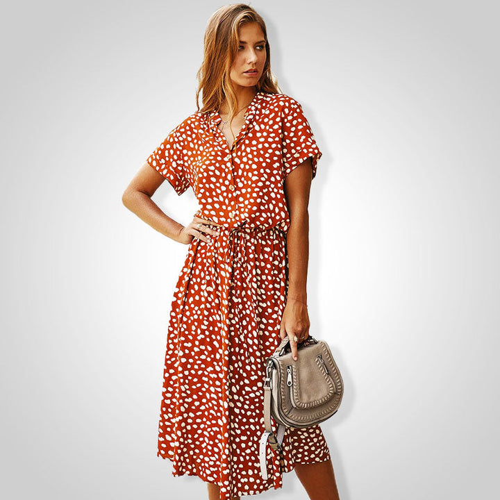 Frau in rotem gepunktetem Kleid mit grauer Handtasche, Sommermode, Damenbekleidung.