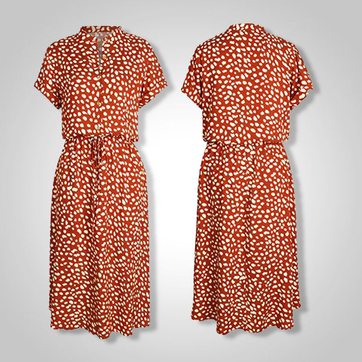 Rotes Damenkleid mit weißen Punkten, kurzärmelig, knielang, Sommermode, Freizeitkleidung.