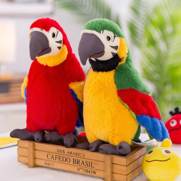 Zwei bunte Papageien-Plüschtiere, rot und gelb-grün, auf Holzkiste im Wohnzimmer.