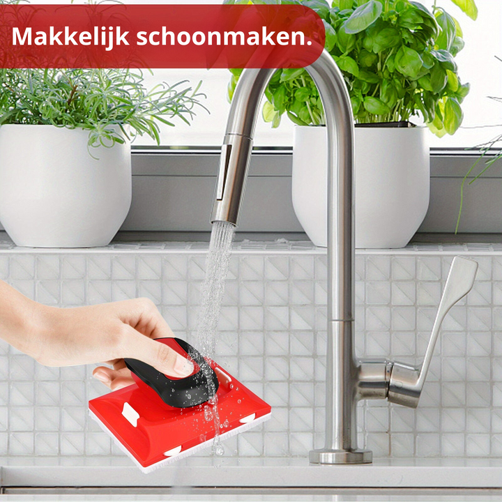 Roter Reinigungsschwamm mit Griff, ideal für Küchenreinigung, unter Wasserhahn.