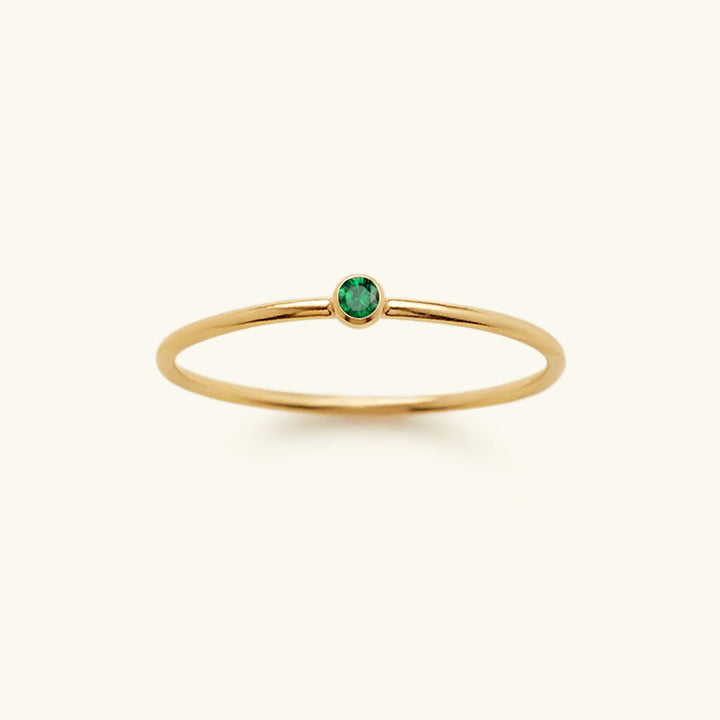 Goldener Ring mit grünem Smaragd, minimalistisches Design, eleganter Schmuck für Damen.