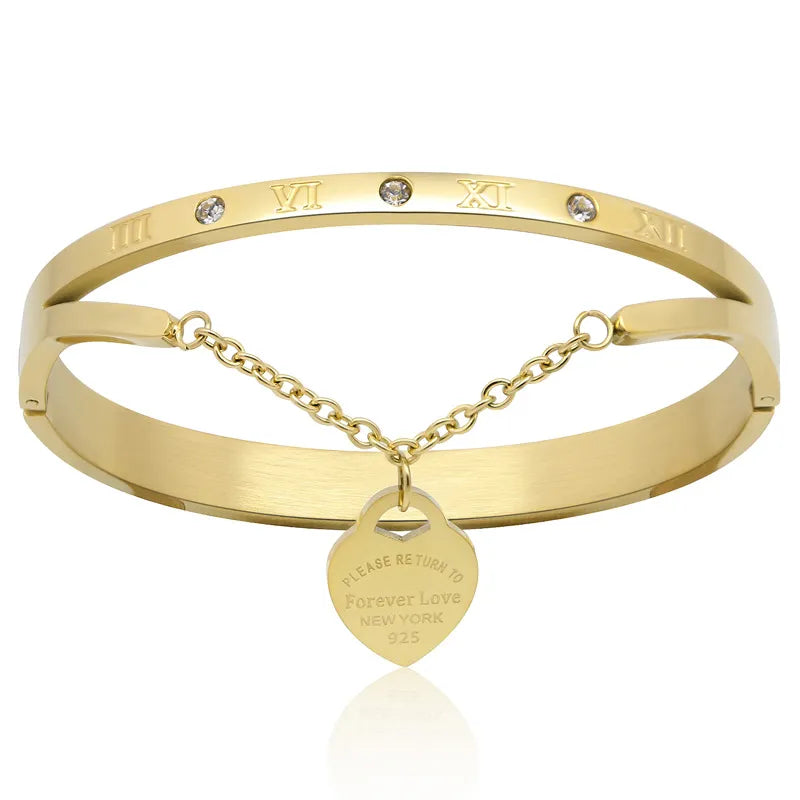 Goldenes Armband mit römischen Ziffern, Kristallen und Herzanhänger, eleganter Schmuck.