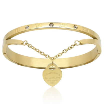 Goldenes Armband mit römischen Ziffern, Kristallen und Herzanhänger, eleganter Schmuck.