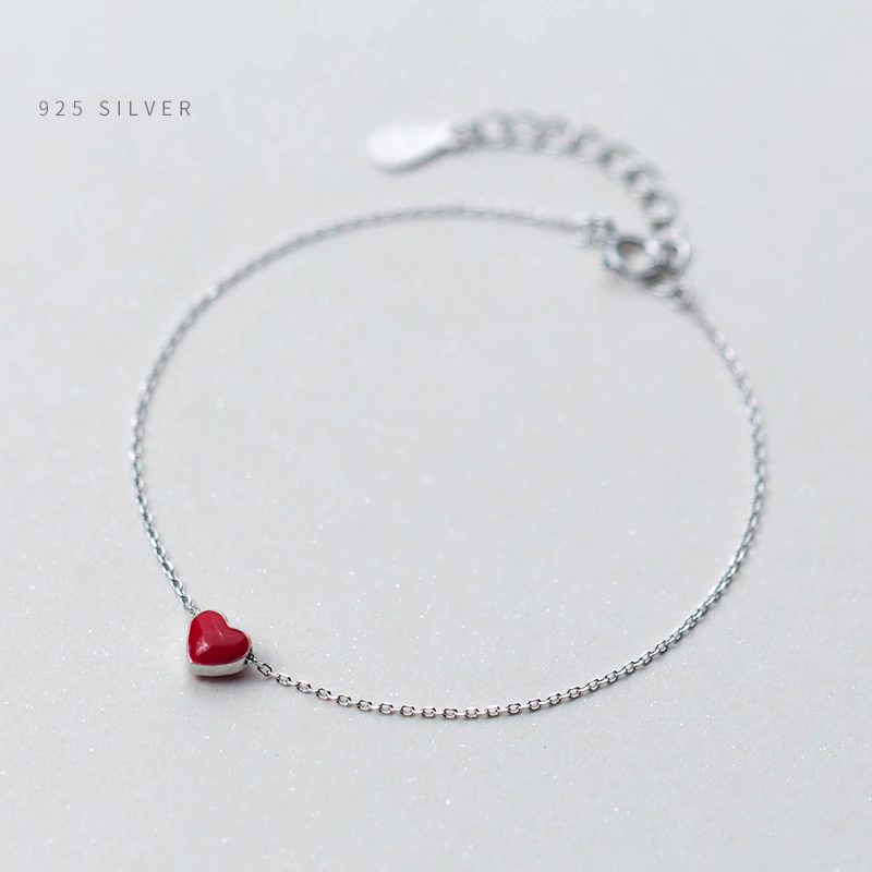 Silberarmband mit rotem Herzanhänger, 925 Sterling Silber, elegantes Schmuckdesign.