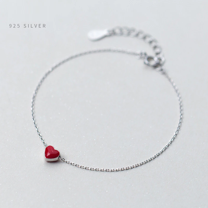 Silberarmband mit rotem Herzanhänger, 925 Sterling Silber, elegantes Schmuckdesign.