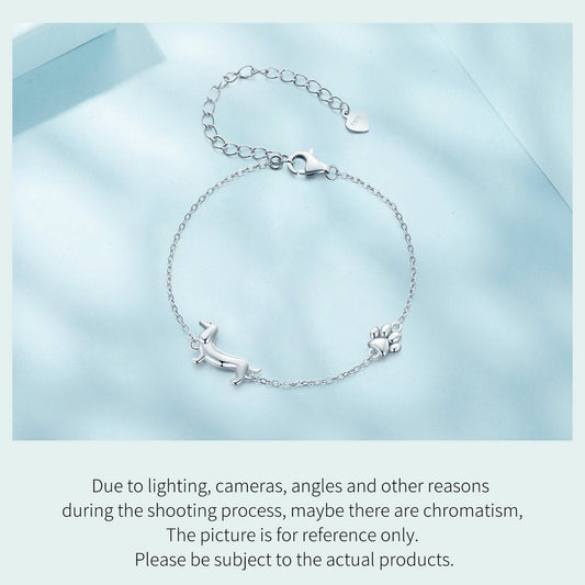 Silbernes Armband mit Dackel-Anhänger, Damen-Schmuck, elegantes Design, Geschenkidee.
