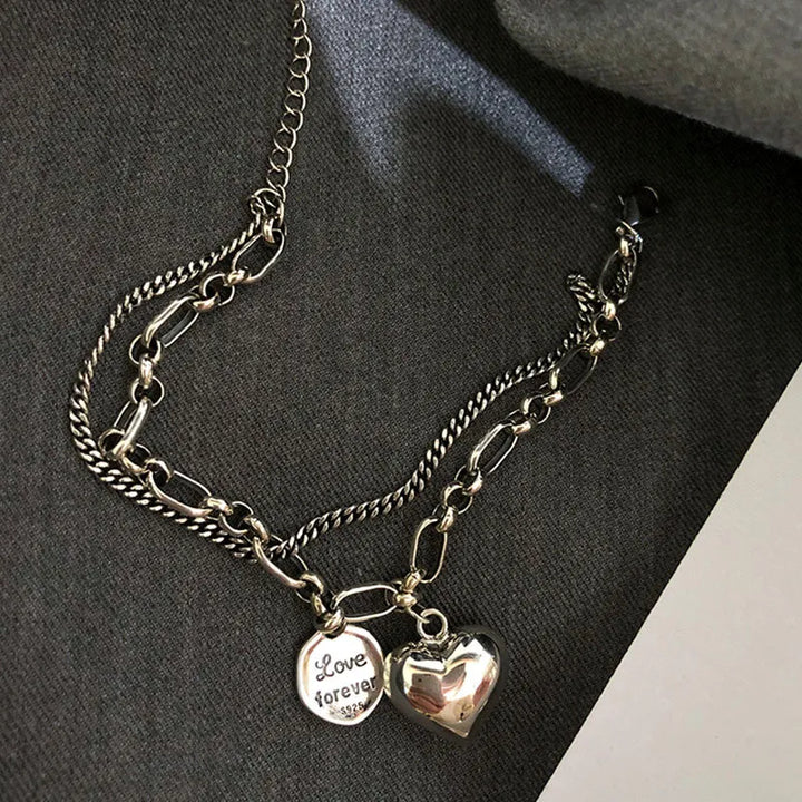 Silberne Halskette mit Herzanhänger und "Love forever"-Gravur, modisches Schmuckstück.