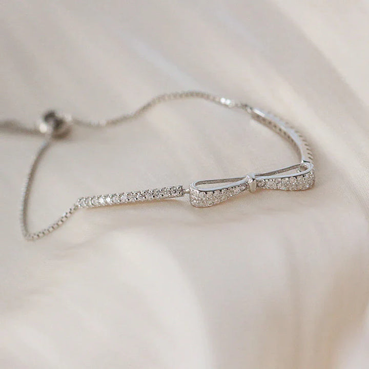 Silbernes Armband mit Schleifen-Design, funkelnde Kristalle, eleganter Schmuck für Damen.