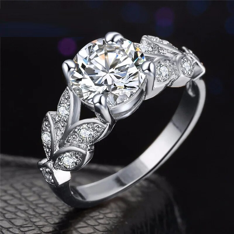 Silberner Verlobungsring mit großem Zirkonia-Stein und Blattdesign, funkelnd, elegant.