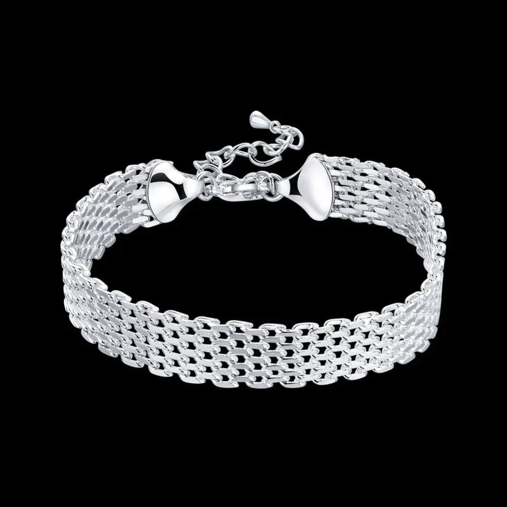 Silbernes Armband, geflochtenes Design, verstellbarer Verschluss, eleganter Schmuck für Damen.