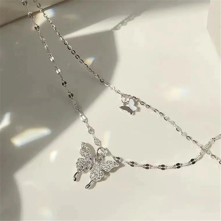 Silberne Schmetterlingskette mit Anhänger, Damenmode, eleganter Schmuck, Geschenkidee.