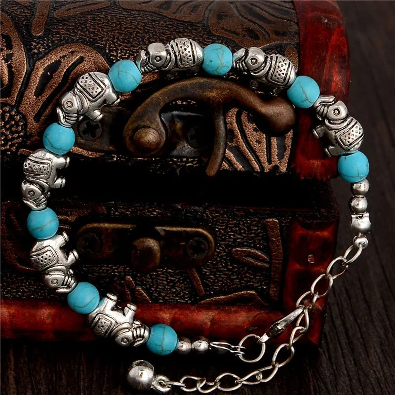 Silberarmband mit blauen Perlen und Elefantenanhängern, handgefertigt, Boho-Stil.