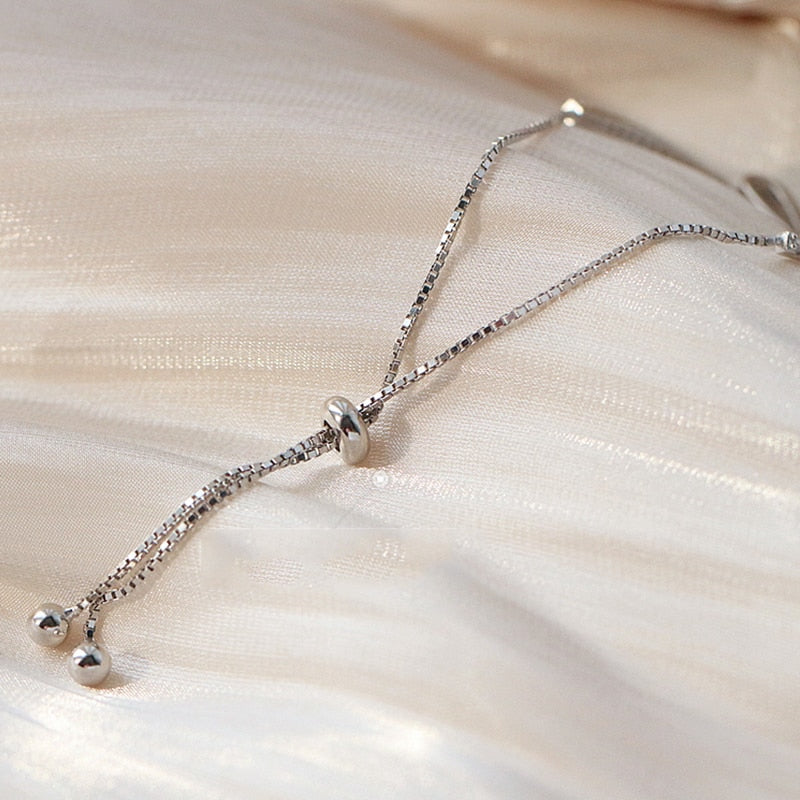 Silberne Halskette mit Anhänger, verstellbar, elegantes Design, Schmuck für Damen.